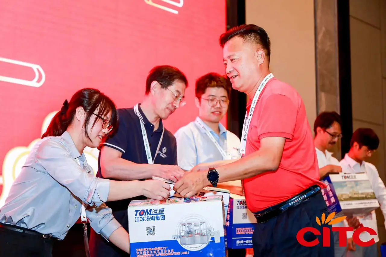 袁俊杰总经理率员参加第七届绿色工业涂料创新技术应用大会