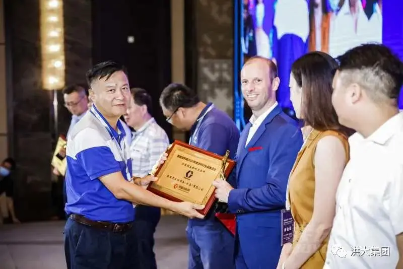 El presidente Yuan Junjie asiste a la Cumbre de Recubrimientos de China 2020 y la Cumbre de la Industria de Impermeabilización